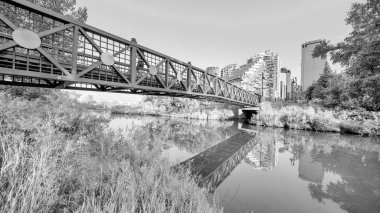 Günbatımında Calgary nehri boyunca güzel bir manzara..