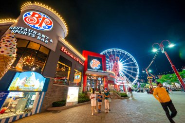 Niagara Şelalesi, Kanada - 5 Ağustos 2024: Yaz mevsiminde Niagara Şelalesi şehir merkezi sokakları ve binaları.