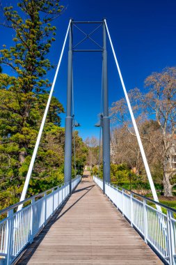 Perth 'deki Trafalgar Köprüsü ve Victoria Bahçeleri.