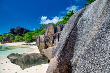 Seyşeller Takımadası 'ndaki La Digue Adası' nın muhteşem manzarası.