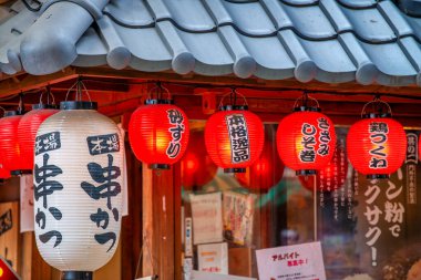 Osaka, Japonya - 26 Mayıs 2016: Dotonbori 'de dükkan işaretleri.