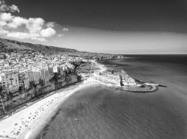 Yaz mevsiminde Tropea 'nın panoramik hava manzarası, Calabria - İtalya.