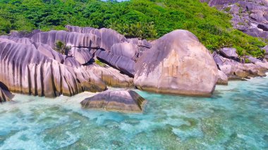 La Digue, Seyşeller 'deki Anse Source D' Argent Sahili. Güneşli bir günde tropikal kıyı şeridinin havadan görünüşü.