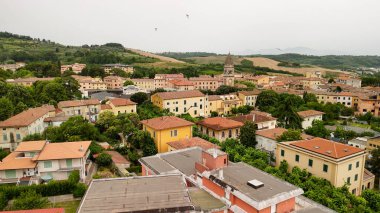 Arka planda Casciana Terme, Pisa, zeytin ağaçları ve üzüm bağlarının tarihi manzarası var..