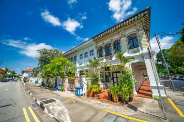 Singapur - 14 Eylül 2023: Katong sokakları boyunca renkli binalar.