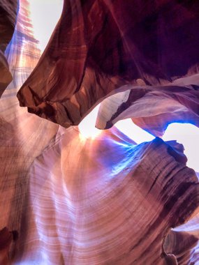 Amerika 'nın güneybatısında güneşli bir günde ünlü Antilop Kanyonu' ndaki inanılmaz kumtaşı oluşumlarının geniş açılı güzel manzarası..