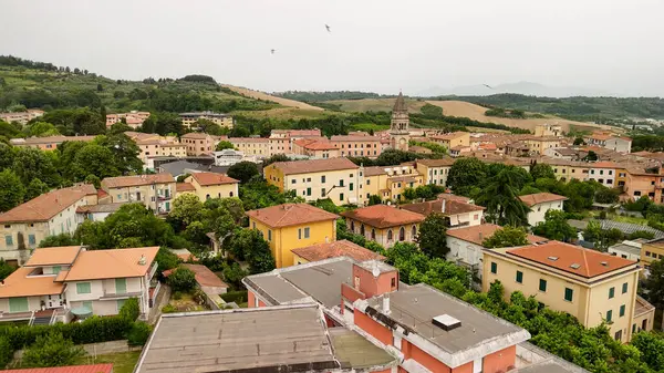 Arka planda Casciana Terme, Pisa, zeytin ağaçları ve üzüm bağlarının tarihi manzarası var..