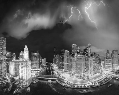 Fırtınalı bir gecede Chicago Nehri boyunca panoramik gökyüzü manzarası.