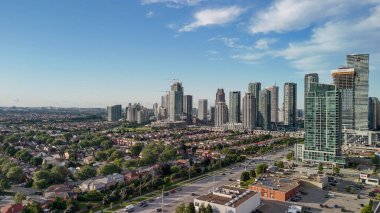 Güzel bir yaz günü, Ontario, Kanada 'da Mississauga' nın gökyüzü manzarası..