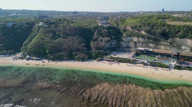 Bali 'deki Melasti Ungasan Sahili' nin havadan görünüşü.