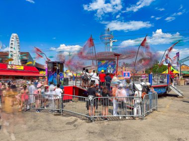 Calgary, Alberta - 10 Temmuz 2024: Calgary Stampede 'de turistlerin ve yerlilerin hareketleri bulanıklaştı.