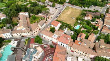 Arka planda Casciana Terme, Pisa, zeytin ağaçları ve üzüm bağlarının tarihi manzarası var..