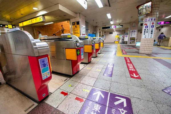 Osaka, Japonya - 26 Mayıs 2016: Metro tren istasyonunun içi.