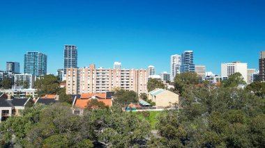 İnsansız hava aracının bakış açısından Perth 'in silüeti. Güzel bir günde şehir merkezi manzarası.