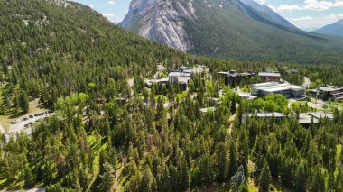 Güzel bir yaz gününde Banff Town 'ın hava manzarası. Alberta - Kanada.