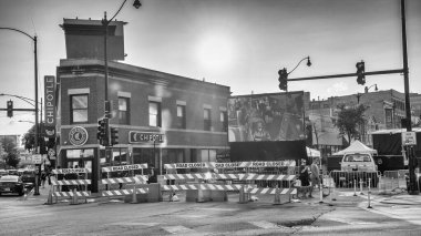 Chicago, IL - 27 Temmuz 2024: Wicker Park sokakları ve trafik.