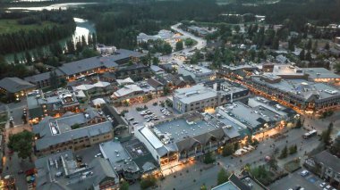 Geceleri Banff Town 'ın havadan görünüşü Alberta..