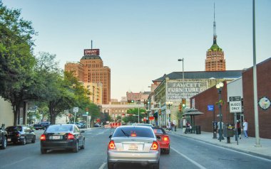 Austin, Teksas - 14 Mart 2008: Güneşli bir günde şehir caddelerinde trafik.