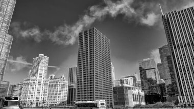 Chicago, IL - 27 Temmuz 2024: Chicago şehir merkezinin modern gökdelenleri güzel bir yaz sabahı.