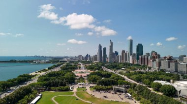 Harika bir yaz gününde Millennium Park 'tan Chicago' nun hava manzarası.