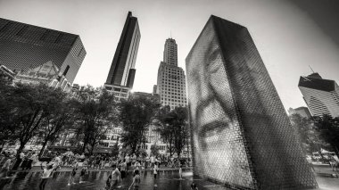 Chicago, IL - 26 Temmuz 2024: İnsanlar Millennium Park 'ta bir yaz öğleden sonrasının tadını çıkarıyor.