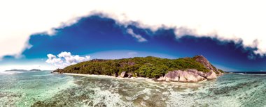 Seyşeller 'deki La Digue Adası' nın panoramik hava manzarası.