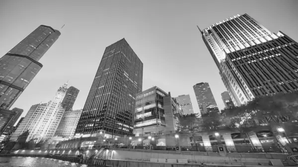 Şehir merkezindeki Chicago gökdelenlerinin muhteşem gece manzarası. Şehir nehri boyunca bir geziden..