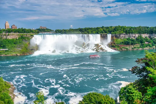 Niagara Şelalesi bulutlu bir yaz gününde, Kanada.