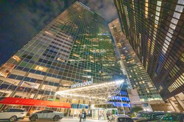 Chicago, IL - 24 Temmuz 2024: gece şehir gökdelenleriyle Swissotel Chicago.