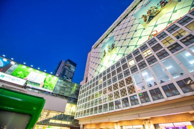 Tokyo, Japonya - 1 Haziran 2016: Geceleri Shibuya 'nın modern binaları.