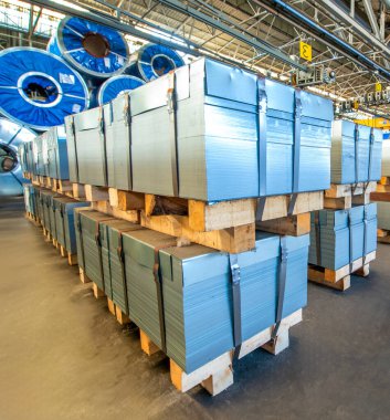 Endüstriyel depo Fabrika deposunda soğuk, yuvarlanmış çelik bobin. Çelik levhaların rulo üretimi.