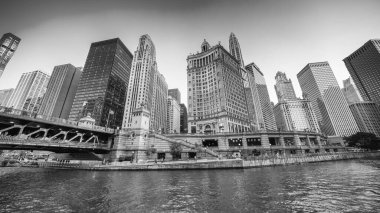 Şehir merkezindeki Chicago gökdelenlerinin gün batımı manzarası. Şehir nehri boyunca bir gemi gezisinden..