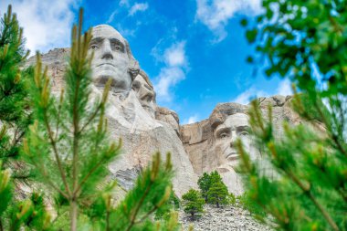 Amerika Birleşik Devletleri 'ndeki Rushmore Dağı Ulusal Anıtı. Yaz mevsimi renkleri.