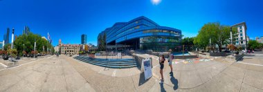 Calgary, Alberta - 10 Temmuz 2024: Güneşli bir yaz gününde şehir merkezinin panoramik manzarası.