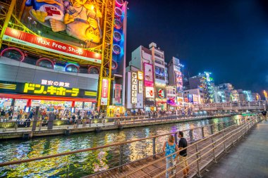 Osaka, Japonya - 28 Mayıs 2016: Dotonbori 'deki renkli aydınlık binalar.
