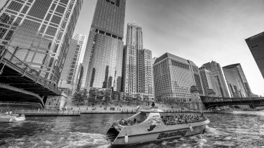 Şikago, IL - 25 Temmuz 2024 Şikago şehir merkezi gökdelenleri şehir nehri boyunca yapılan bir geziden inanılmaz bir gün batımı manzarası.