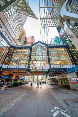 Calgary, Alberta - 22 Temmuz 2024: Calgary şehir merkezinin sokakları ve binaları gün batımında.