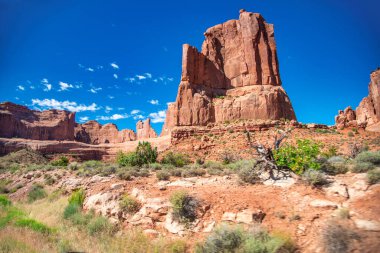 Utah, Arches Ulusal Parkı 'nın yaz sezonundaki muhteşem manzarası..