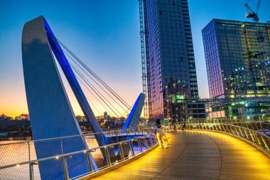 Gün batımında Elizabeth Quay Köprüsü ve gökdelenleri, Perth.