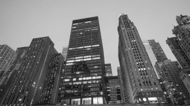 Şikago, IL - 25 Temmuz 2024 Şikago şehir merkezi gökdelenleri şehir nehri boyunca yapılan bir geziden inanılmaz bir gece manzarası.