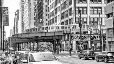 Chicago, IL - 27 Temmuz 2024: Chicago şehir merkezinin modern gökdelenleri güzel bir yaz sabahı.