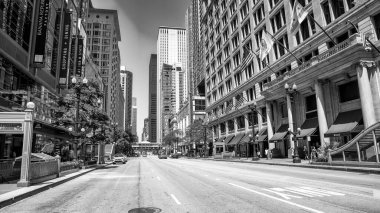 Chicago, IL - 27 Temmuz 2024: Güneşli bir günde Chicago şehir merkezi gökdelenleri.