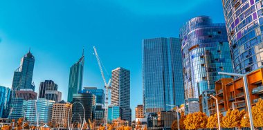 Gün batımında Elizabeth Quay 'deki binalar.