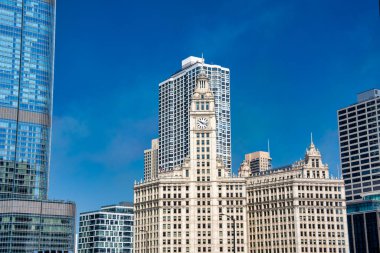 Chicago şehir merkezinin modern gökdelenleri güzel bir yaz sabahında.
