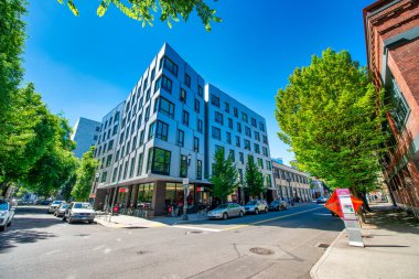 Portland, Oregon - 18 Ağustos 2017: Güneşli bir yaz gününde şehir sokakları ve binalar.