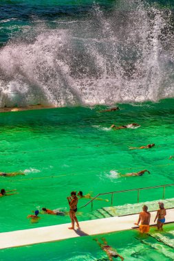 Bondi Sahili, Yeni Güney Galler. Fırtınalı bir sabahta okyanus kenarındaki ünlü havuzlara dalgalar çarpar..