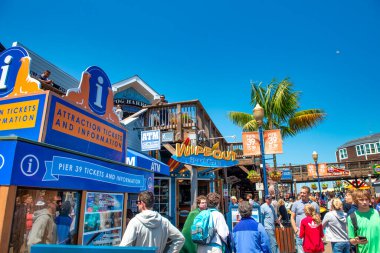 San Francisco, CA - 7 Ağustos 2017: Turistler 39. rıhtımda şehir hayatının tadını çıkarıyorlar.