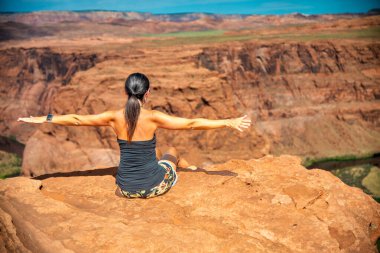 Bir yaz günü ünlü Horseshoe Bend Kanyonu 'nu ziyaret eden bir kadın..