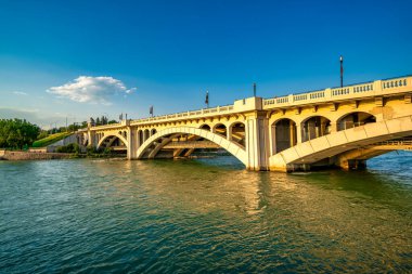 Güzel bir yaz günbatımında Calgary rıhtımı, Alberta - Kanada