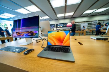 Perth, Avustralya - 12 Eylül 2023: Apple Store Interior.
